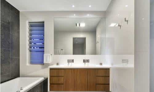 镜子对着厕所门好吗 厕所镜子对着厕所门 镜子对着厕所门风水讲究