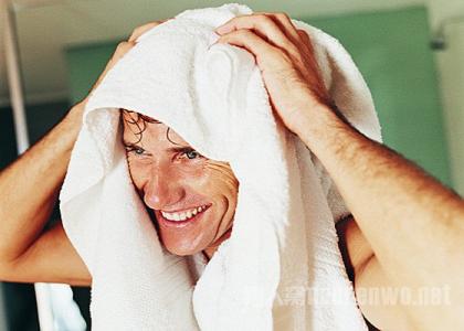 李杲脑场健身法骗局 神奇浴室健身法