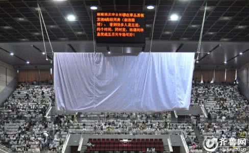 山东省体育馆 山东五千“考研大军”体育馆上课 课间欣赏杂技表演