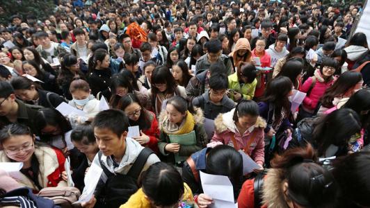 国考50万人弃考 国考已近8万人报名 今年国考211.5万人报名 | 人社部：招录不只看分数