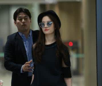 刘亦菲请苏志燮吃饭 苏志燮刘亦菲合影 成为合影杀手，像刘亦菲一样白，美白功课做起来！