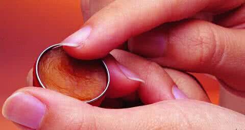 清凉油抹在大腿内起性 把清凉油抹在大腿内侧，后果难以想象！！！