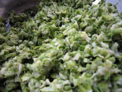 槐花韭菜饺子 槐树花饺子 韭菜槐花水饺的做法,韭菜槐花水饺怎么做好吃,韭菜槐花水饺的家常做法
