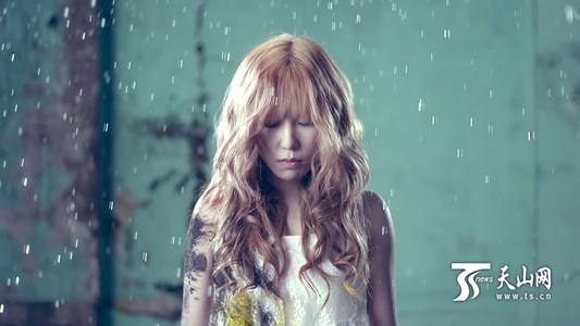 站在雨里泪水在眼底 不要让爱站在雨里