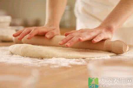 治疗颈椎病腰椎病 一张图：神奇快速治好颈腰椎病，就用擀面杖疗法！