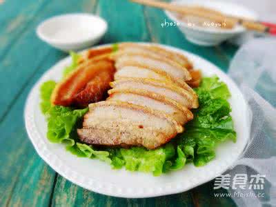广式脆皮烧肉的做法 正宗广式脆皮烧肉的做法，鲜嫩多汁滋滋冒油口水都出来了！