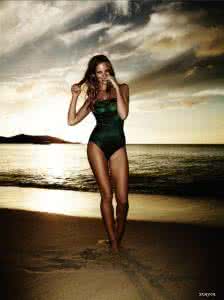 标准气质美女外拍人像 如何在海边拍美女人像