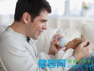 爸爸照顾宝宝 新爸爸如何照顾好宝宝呢?