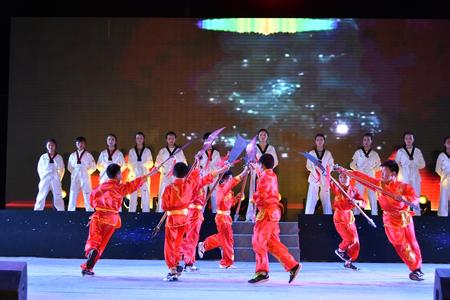 为精彩人生绽放辉煌 微笑绽放精彩人生