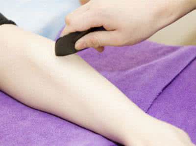 上课坐着怎么瘦腿图解 怎么刮痧瘦腿