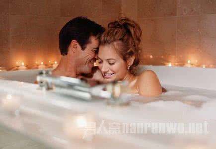 情侣在一块洗澡怎么洗 这些情侣别去洗“鸳鸯浴”