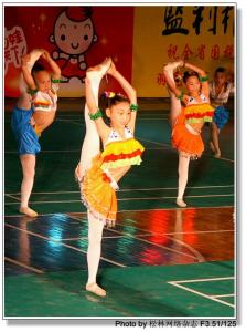 挖掘机视频表演宝宝 宝宝是天生的表演家