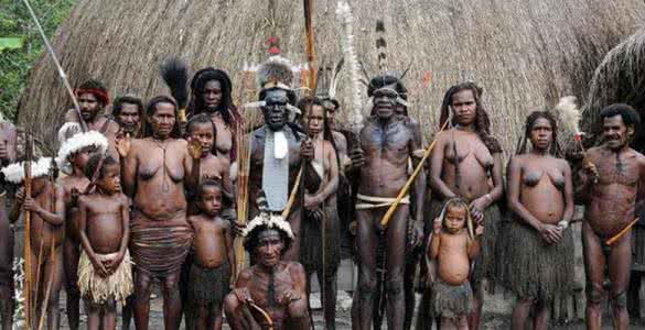 巴布亚新几内亚食人族 巴布亚新几内亚食人族 走访印度尼西亚西巴布亚 探秘惊悚食人族
