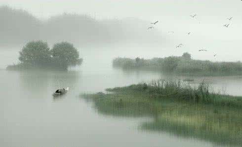 遥望洞庭山水翠 描写水 ? ?遥望洞庭山水翠，白银盘里一青螺