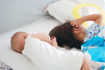 写给姐姐的话 暖心 姐姐的睡姿忍不住 准父母的暖心睡姿，忍不住一笑！