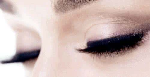 初学者贴假睫毛的技巧 让假睫毛贴得自然的技巧