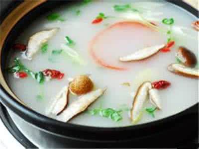 豆芽和萝卜煮汤素火锅 久煮的火锅汤到底有毒吗?