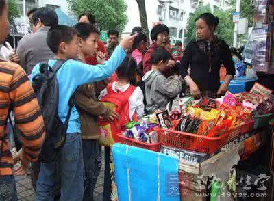 卫龙辣条宣布下架 京已下架的不合格辣条 宁波小学门口照卖