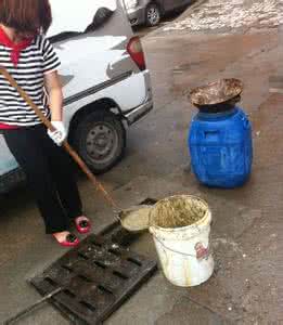 地沟油打捞 打捞地沟油 “小肥羊”厨师打捞地沟油 餐馆称分油渣免堵塞