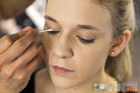 贴假睫毛视频教程 教你打造夺回头率的假睫毛