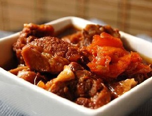 女性补气养血吃什么 女性补铁 番茄炖牛肉 女性补铁养血好帮手