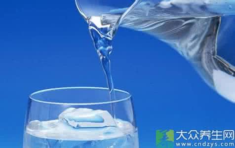 白开水 红酒 茶 心理 酒前喝白开水的好处