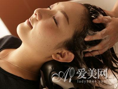 女人经期可以洗头吗 女人经期可以洗头吗 经期洗头女人大忌