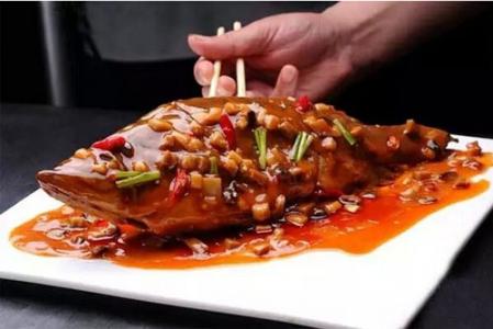 明档菜品的照片 【技术分享】改良旺销菜品——明炉臭鳜鱼