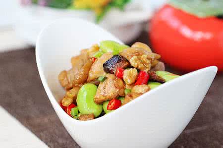 蚕豆炒鸡肉 健康儿童晚餐 蚕豆烧鸡肉
