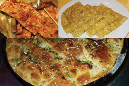 土家酱香饼 土家酱香饼---中式披萨啊--不过我觉得这个做法--真的可以借鉴一下披萨的做法---面皮显然应该用发面做的--上面的主要是酱料--它这里用的是豆瓣酱，黄豆酱，芝麻酱--也可以--还有甜面酱