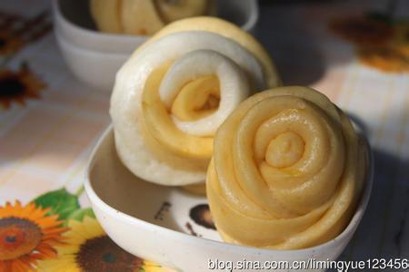 双色玫瑰花馒头的做法 粗粮细作----双色玫瑰馒头 (2012-08-14 14:16:44)转载▼标签： 南瓜玫瑰馒头粗粮早点 分类： 中式面点