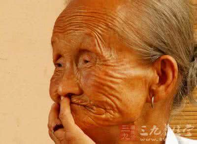 久别重逢 姑侄久别重逢亲热拥抱 用力过猛致90岁姑妈骨折