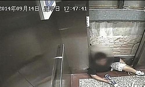 大学生情侣活春官电梯 大学生被电梯惨烈卡死 大学生被电梯惨烈卡死 乘坐电梯要当心