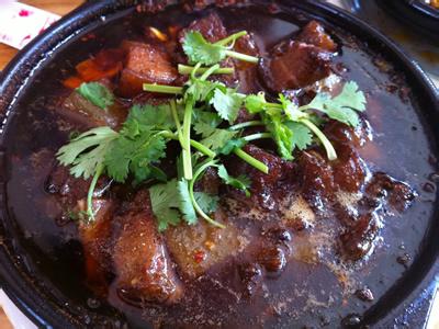 砂锅红烧猪蹄的做法 砂锅红烧猪蹄，听着就有食欲！一定要学会哦！