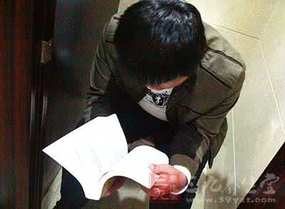 筷子断了一根是好兆头 便秘的危害 便秘时用一根筷子通便竟发生这种事