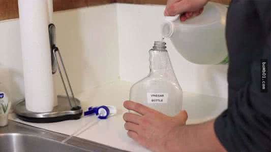 白醋泡脚的功效与作用 天啊!原來白醋功效這麼強,倒在吐司上,一開始覺得莫名其妙…但是看完他下一步,太令人驚訝了...