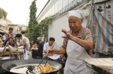 斗鱼油条和柠檬是夫妻 两夫妻小区门口卖油条，每根能卖2元，一天能卖上万根，每次想吃还得排队！