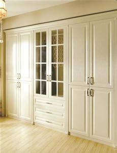 石膏踢脚线 木工打衣柜时石膏线和踢脚线没这样做，结果比邻居家的贵一倍！