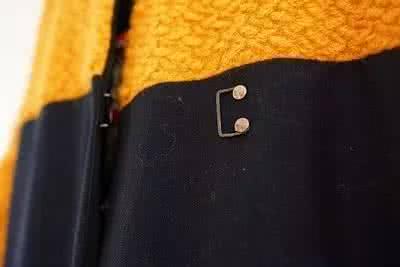 黑色衣服粘毛怎么办 黑衣服粘毛了怎么办
