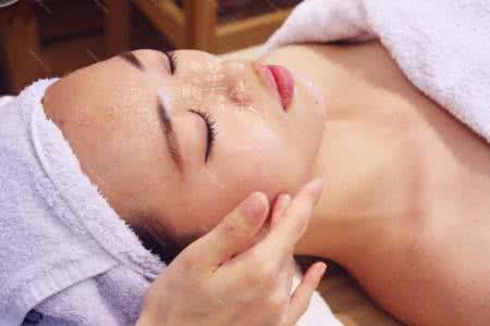 美容院美白项目 【美白美容院】美容院最赚钱的10大美容项目_美白美容院