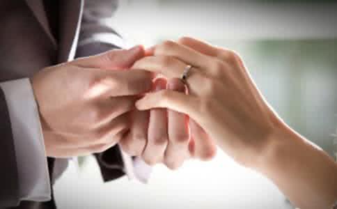订婚戒指 婚戒 订婚戒指戴哪只手 婚戒戴哪只手 意义大不同