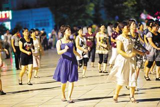 双枪老太婆广场舞 广场舞快乐老太 国外老太穿跳着欢乐的舞蹈,感觉她快乐赛过神仙