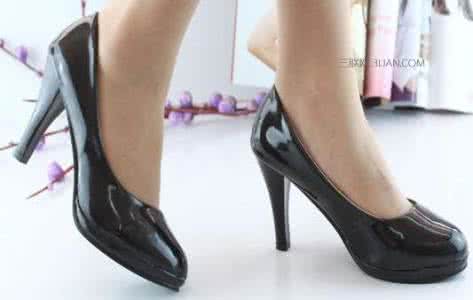 新鞋子磨脚白醋小妙招 高跟鞋磨脚怎么办？七招解决鞋子磨脚问题