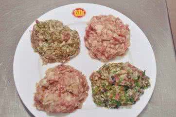 饺子皮上有黑点能吃吗 【一点资讯】大家都吃过饺子，但一定没多少人试过在饺子馅里放南瓜