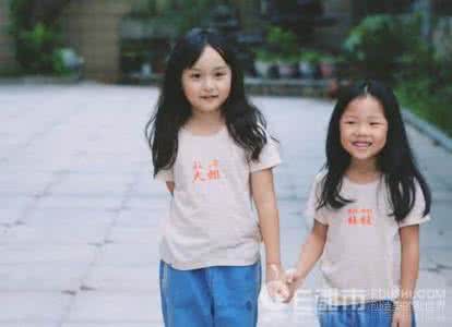 一进门客厅沙发摆放图 参观妹妹的家，一进门就把我就亮瞎了