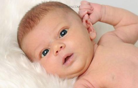 7个月宝宝一直抓耳朵 宝宝为什么喜欢抓耳朵