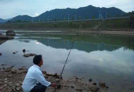 手竿钓鱼视频野钓实战 江河水域手竿糟食钓鱼技巧