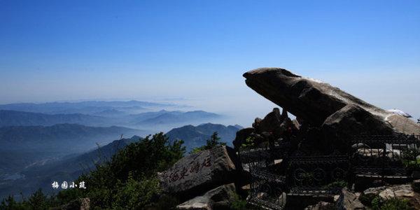 会当凌绝顶一览众山小 一览众山小 “会当凌绝顶.一览众山小 这是化用了孔子“登泰山而小天下.