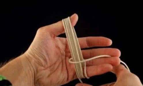 maya绳子缠绕 【生活图文 - 他將繩子井然有序地纏繞在手指上,接著做幾個簡單的步驟後竟變出可以拿來賣的小驚喜!】