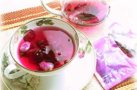 月经可以喝玫瑰花茶吗 月经可以喝玫瑰花茶吗 来月经可以喝哪些花茶？